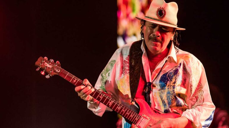 « Il marchait, jouait puis est tombé tout d’un coup »  le guitariste Carlos Santana évacué aux urgences après avoir fait un malaise sur scène